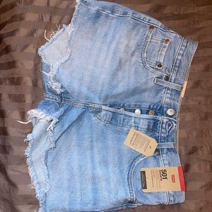 Levi 501 shorts size 28